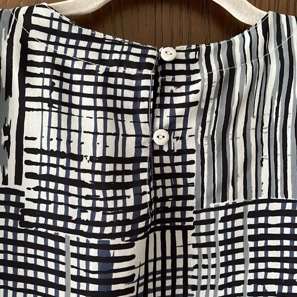 Kathy Che short sleeved 100% polyester so it feels silky blouse. Size Medium - Picture 7 of 7